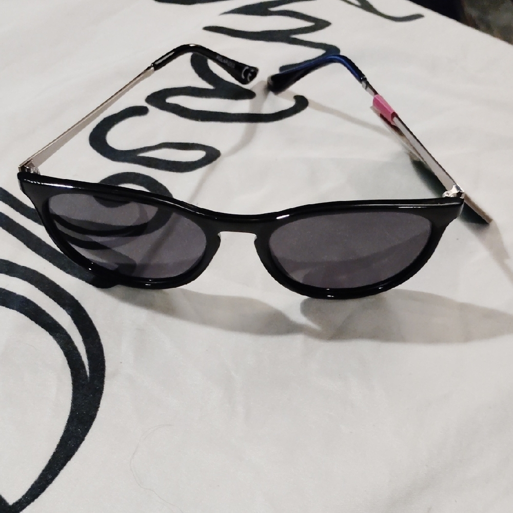 Elegant Black Cat-Eye Sunglasses
